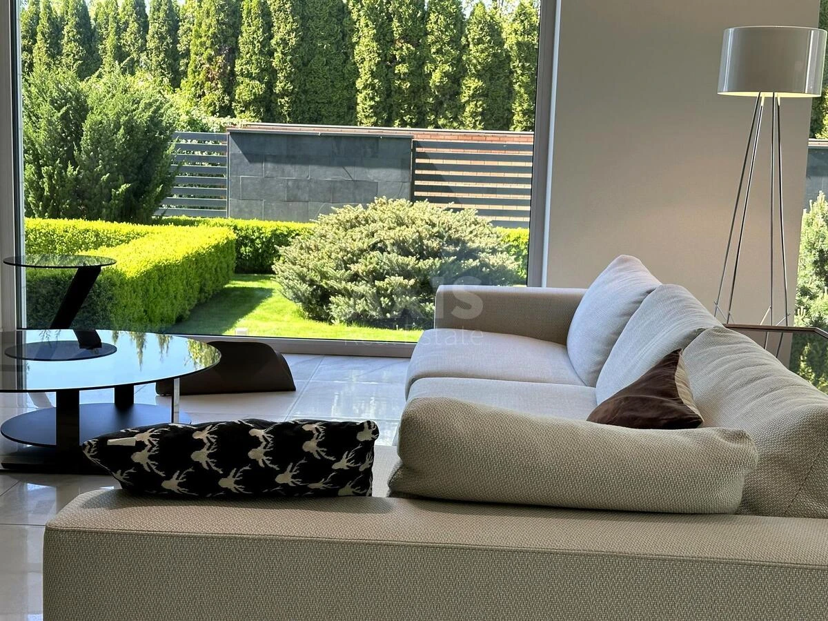 Дoм ул. Центральная, 500м2, город Киев701940
