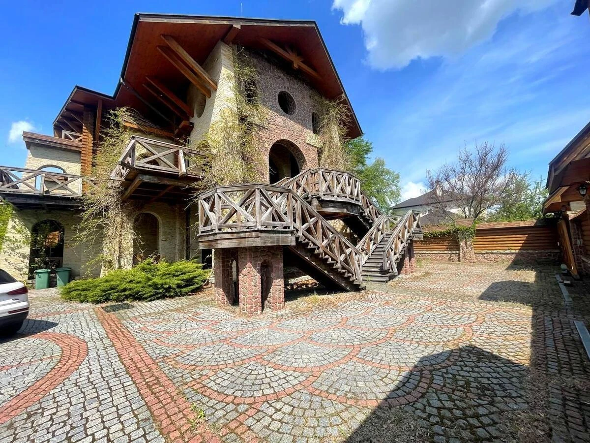 Дoм ул. Виноградная, 1200м2, город Киев694023