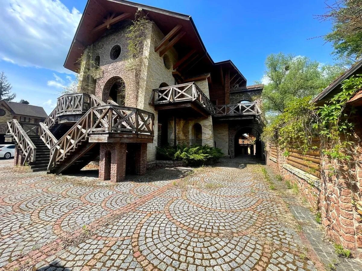 Дoм ул. Виноградная, 1200м2, город Киев694022
