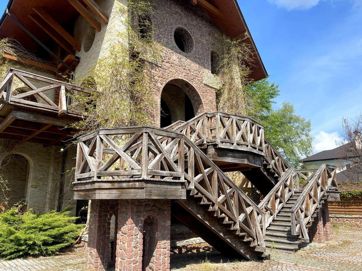 Дoм ул. Виноградная, 1200м2, город Киев694024