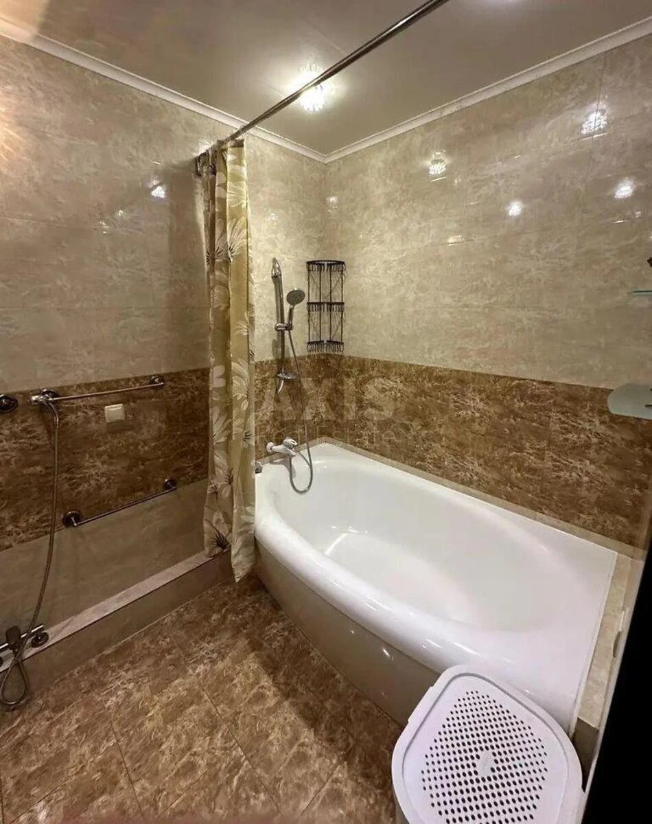 3k apartment vul. Sribnokil's'ka 1, корп. 1690067