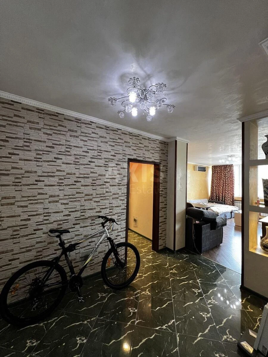 2k apartment vul. Sribnokil's'ka 16882311
