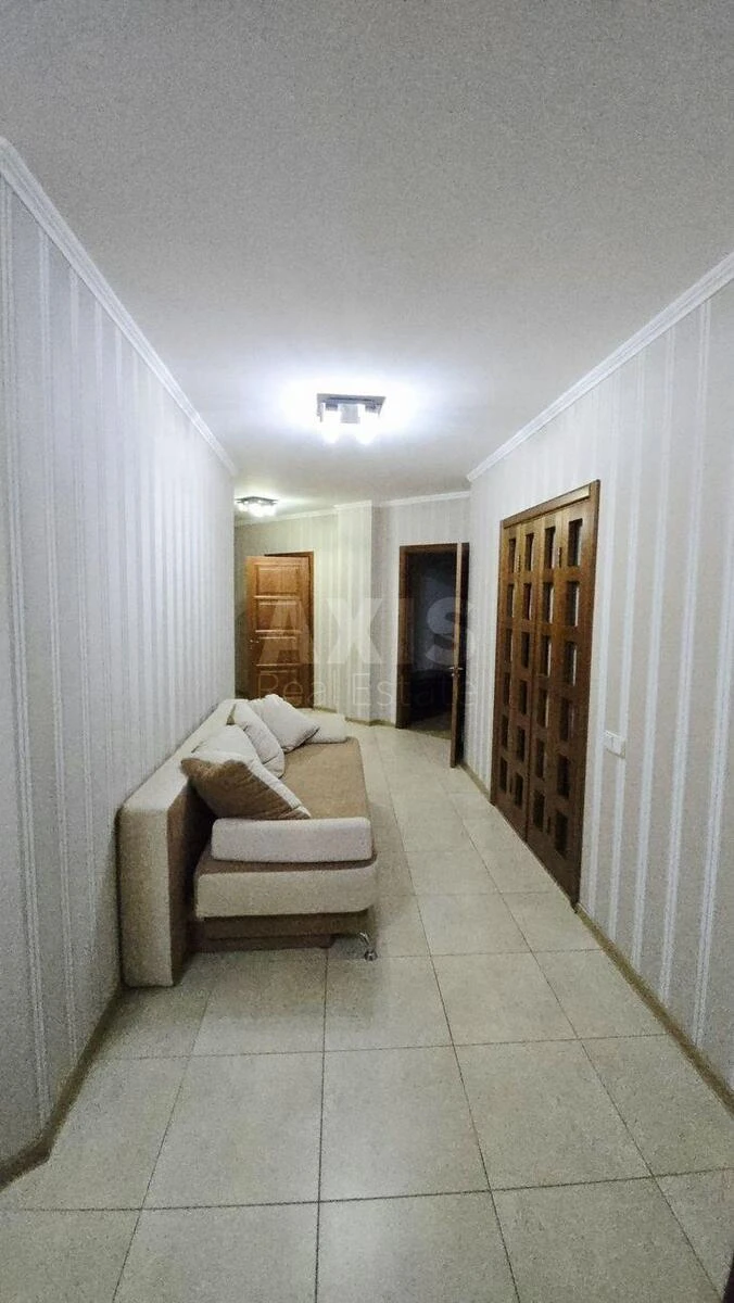 4k apartment vul. Pochajnyns'ka 25/49640216