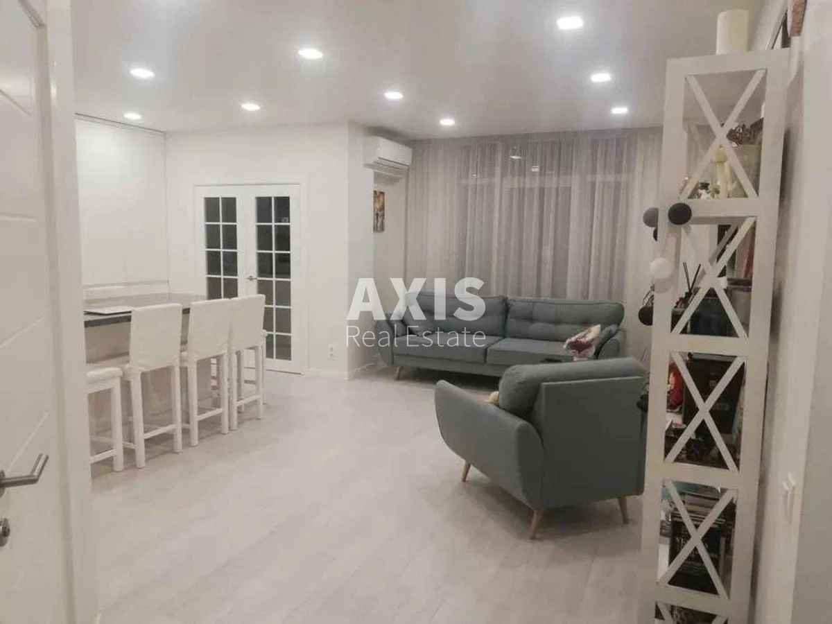 3k apartment vul. Sverstjuka Jevgena 4293142