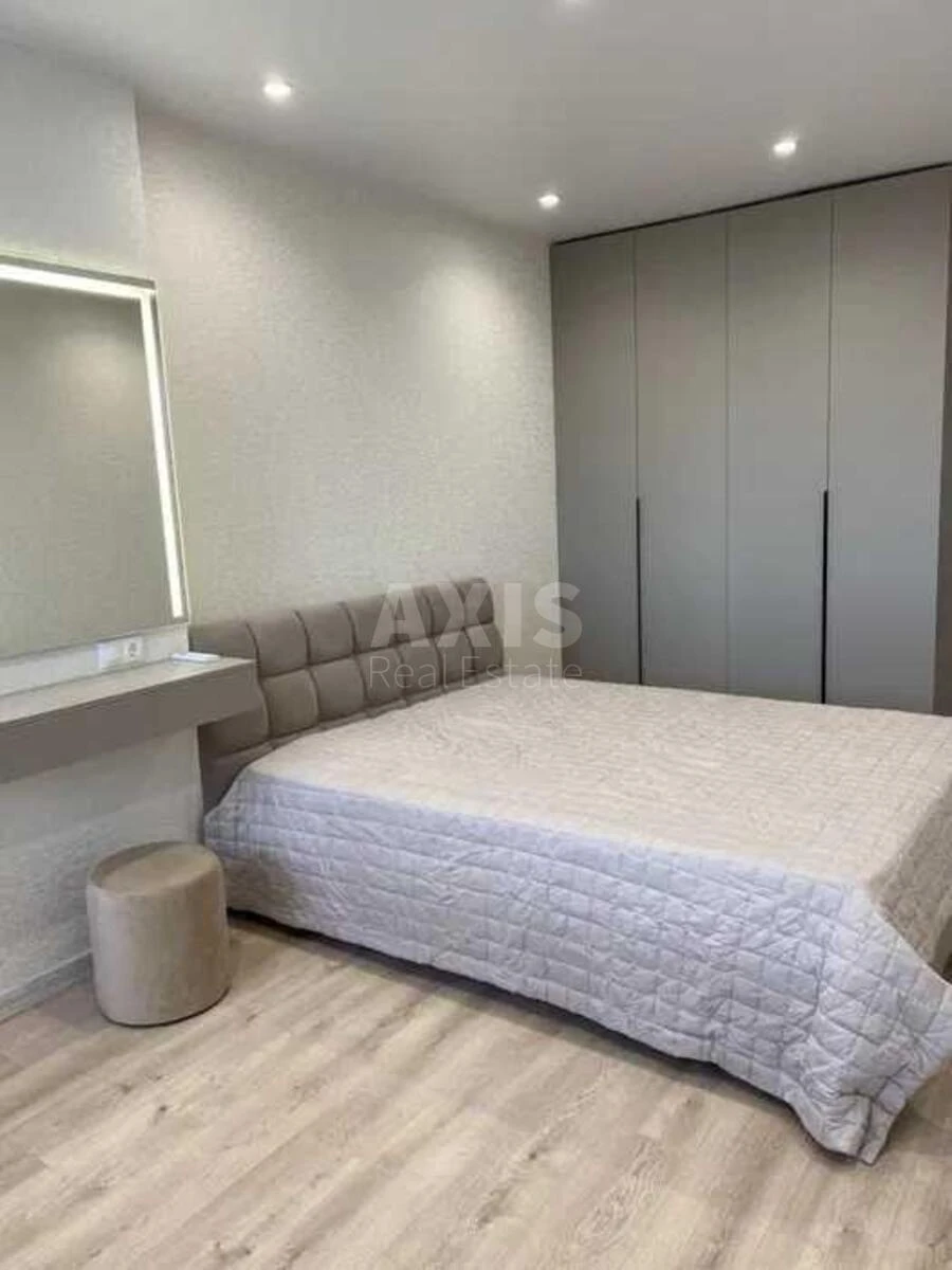 1k apartment pr-t Berestejskij 11692851