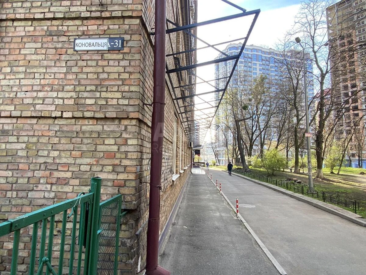 Office vul. Jevgena Konoval'cja 31, 1074m2703687